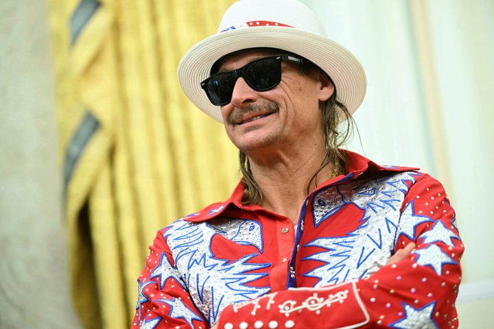 Kid Rock é visto no Salão Oval da Casa Branca em 31 de março, durante uma assinatura da Ordem Executiva do Presidente Donald Trump.