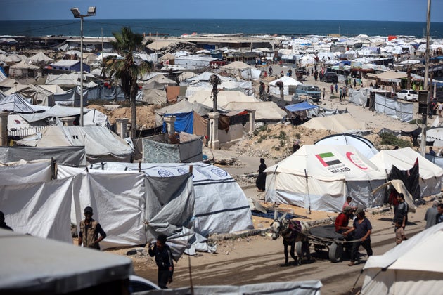 Εκτοπισμένοι Παλαιστίνιοι από τη βόρεια Γάζα κάθονται σε έναν αυτοσχέδιο καταυλισμό σκηνών στο λιμάνι της Γάζας, όπου βρίσκουν καταφύγιο στη δυτική πόλη της Γάζας, στις 20 Μαΐου 2025. (Φωτογραφία: Majdi Fathi/NurPhoto μέσω Getty Images)