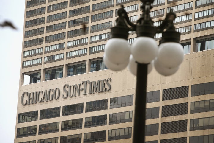 O Chicago Sun-Times está sendo ridicularizado após a publicação de uma lista de leitura de verão gerada e continha títulos de livros falsos.