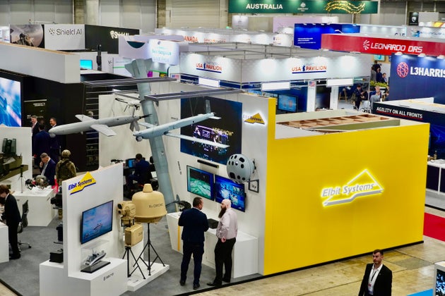 DSEI Japanに出展しているエルビット・システムズのブース。SkyStrikerの見本も展示されている