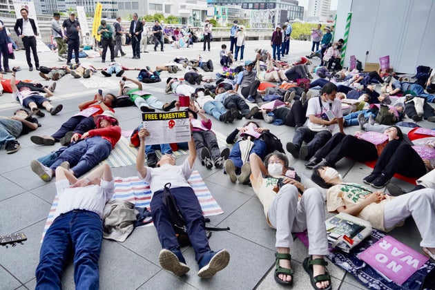 DSEI Japanの会場前で行われた「ダイ・イン」行動（2025年5月21日、幕張メッセ）