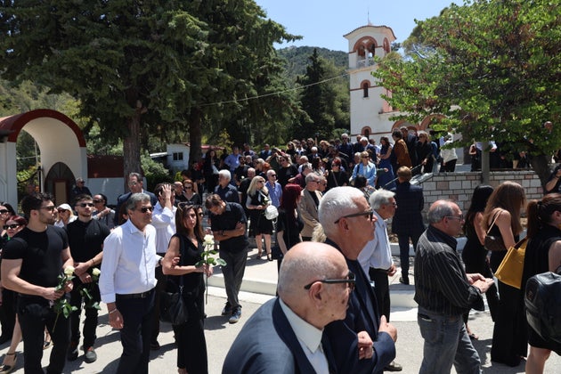 Πλήθος κόσμου στην κηδεία του Νίκου Γαλανού.