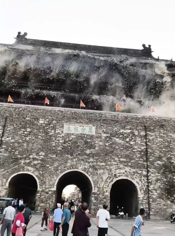 Η στιγμή που καταρρέει τμήμα οροφής από τον Πύργο των Τυμπάνων στη Κίνα 