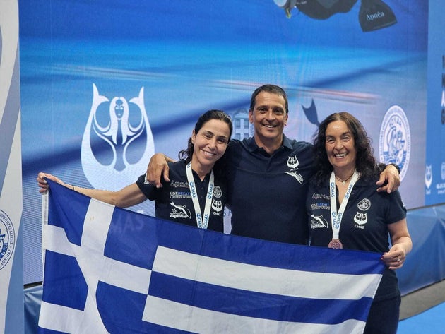 Η Αννα Ηλιάδου (αρ.) και η Γαλάτεια Βούρβουλη, με τον Πρόεδρο της Οργανωτικής Επιτροπής και προπονητή τους, Δημήτρη Κούμουλο.