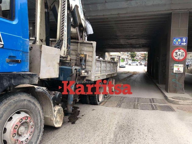 Θεσσαλονίκη: Φορτηγό κόλλησε κάτω από γέφυρα