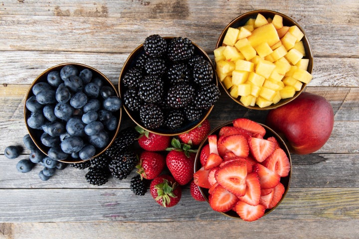 Φράουλες, blueberries και σμέουρα, έχουν πολλές φυτικές ίνες και χαμηλό γλυκαιμικό δείκτη δημιουργώντας στον οργανισμό μας το αίσθημα του κορεσμού. 