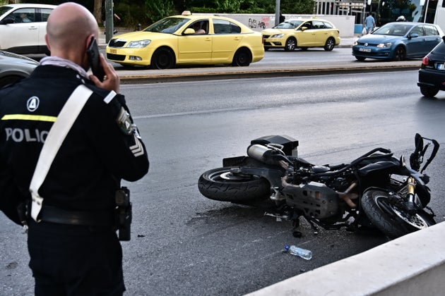 Τροχαίο ατύχημα σημειώθηκε το απόγευμα της Τετάρτης (21/5) στη Λεωφόρο Συγγρού, όταν μοτοσικλέτα παρέσυρε έναν πεζό στο ύψος της οδού Μάρκου Μπότσαρη, στο ρεύμα κυκλοφορίας προς Πειραιά.