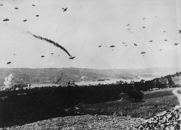 Μάιος 1941: Γερμανοί αλεξιπτωτιστές πέφτουν στην Κρήτη κατά την εισβολή στην Ελλάδα. (Φωτογραφία: Keystone/Getty Images)