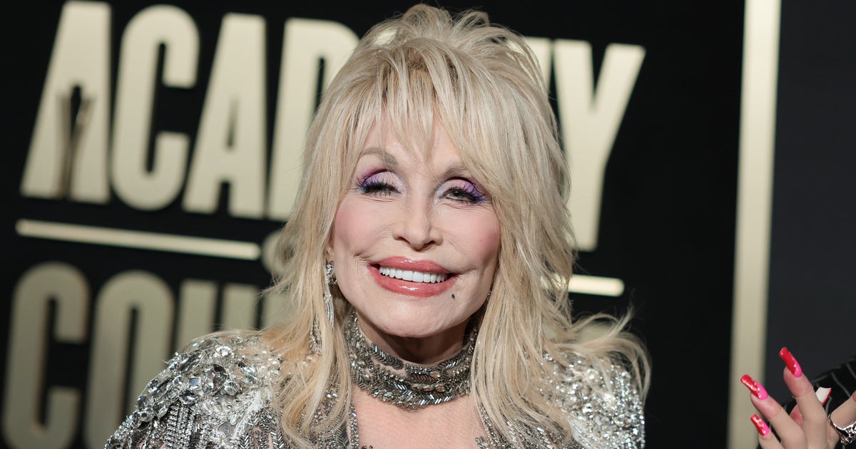 Dolly Parton äußert sich zu Jennifer Anistons gewagtem „9 To 5“-Remake.
