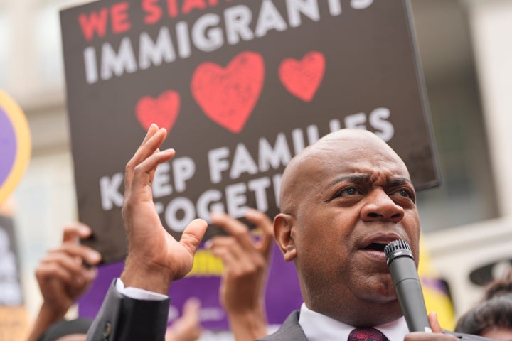 O prefeito de Newark, Ras Baraka, fala com apoiadores e mídia após uma aparição no tribunal em Newark, Nova Jersey, em 15 de maio de 2025. 
