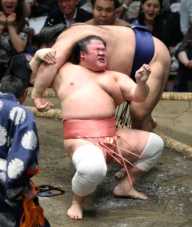宇良（手前）は伝え反りで高安を破る（5月21日、東京・両国国技館）