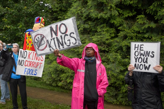 ディナーが開かれるバージニア州のトランプ・ナショナル・ゴルフクラブの近くで抗議活動を行う人々（2025年5月22日）