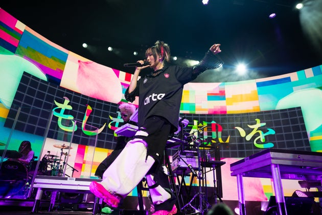 2024年4月、サンフランシスコでパフォーマンスするYOASOBI