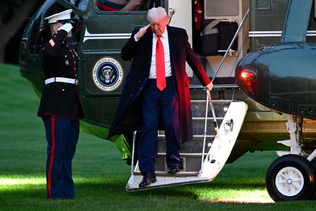 Ο πρόεδρος Ντόναλντ Τραμπ φτάνει στον κήπο του Λευκού Οίκου, την Πέμπτη 22 Μαΐου 2025, στην Ουάσινγκτον, μετά τη συμμετοχή του σε δείπνο στο Trump National Golf Club στην Ουάσινγκτον. (AP Photo/John McDonnell)