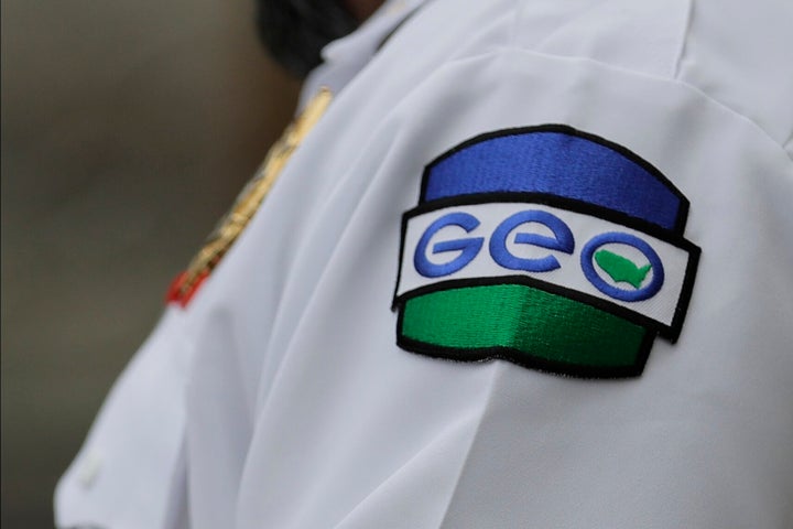 Charles Siringi, um oficial de detenção do Montgomery Ice Processing Center, de propriedade do GEO Group, é acusado de sufocar um migrante algemado.