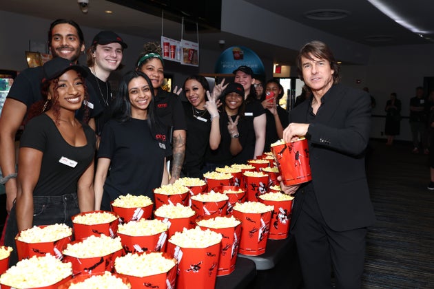 ニューヨークのAMCリンカーン・スクエア・シアターで行われた上映会でポップコーンを持つトム・クルーズさん（2025年5月18日撮影）