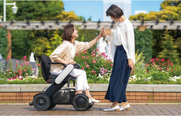 「WHILL」の電動車椅子。写真は番組内で有吉さんが使っていたのと同じ「Model C2」