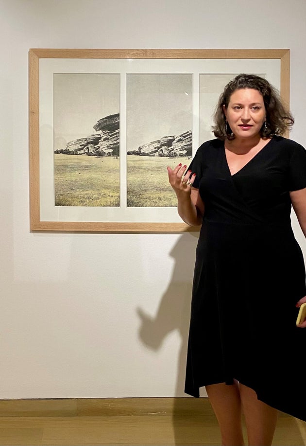 Η ιστορικός τέχνης, Χάρις Κανελλοπούλου, επιστημονική υπεύθυνη και επιμελήτρια της Συλλογής έργων τέχνης της Τράπεζας της Ελλάδος.