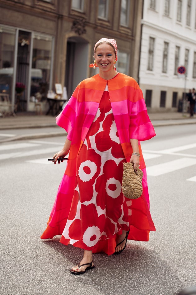 Χρώματα και άνεση στους δρόμους της Κοπεγχάγης. Μακρύ λουλουδάτο φόρεμα με ριγέ κιμονό στις ίδιες αποχρώσεις συνδυασμένο με δερμάτινες απλές σαγιονάρες. 