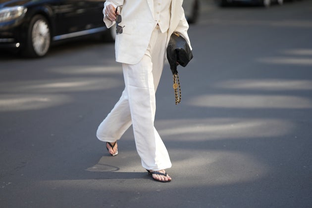 Σαγιονάρες συνδυασμένες κατάλευκο κοστούμι γιατί φέτος τις φοράμε σχεδόν με όλα. 