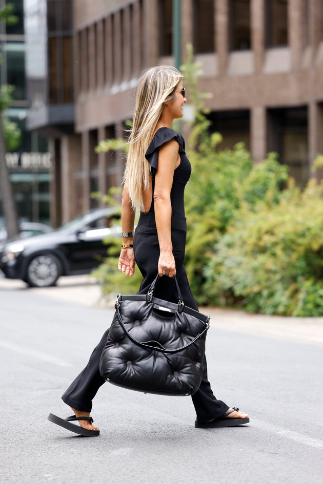 H ινφλουένσερ Τζίτα Μπάνκο υπογράφει την άνεση επί ποδός με μαλακές μαύρες σαγιονάρες. 