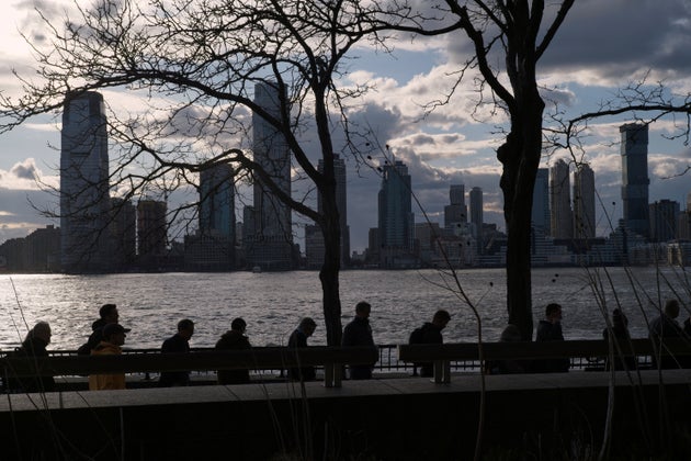 Οι εργαζόμενοι σχηματίζουν ουρά για να επιβιβαστούν σε ένα πλοίο που κατευθύνεται προς το Νιου Τζέρσεϊ από το κέντρο του Μανχάταν στη Νέα Υόρκη, με φόντο το Τζέρσεϊ Σίτι της Νέας Ιερσέης. (AP Photo/Patrick Sison)