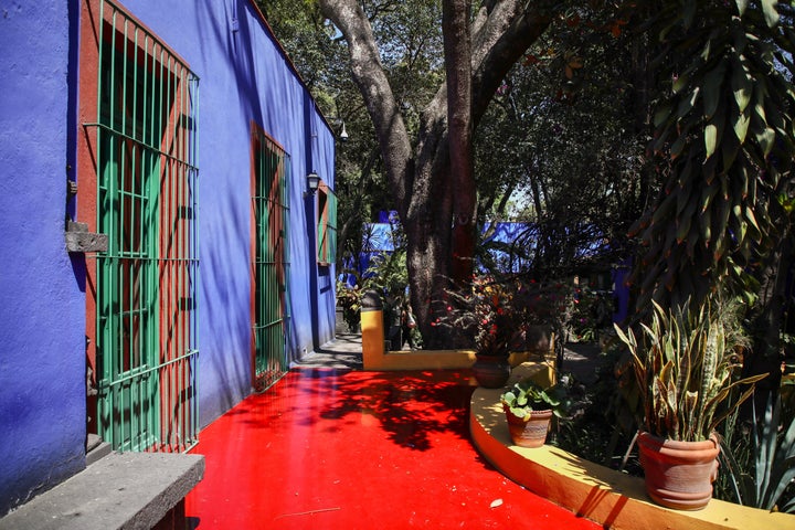 Ο κήπος της La Casa Azul, του Μουσείου Φρίντα Κάλο, στην Πόλη του Μεξικού. (Photo by Apolline Guillerot-Malick/SOPA Images/LightRocket via Getty Images)