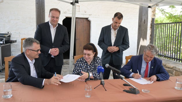 H Υπουργός Πολιτισμού Λίνα Μενδώνη και ο Πρόεδρος της «Ελληνικός Χρυσός Α.Ε.», Χρήστος Μπαλάσκας, παρουσία του Δημάρχου Αριστοτέλη Στέλιου Βαλιάνου.