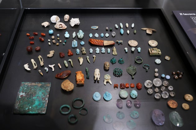 Αντικείμενα της έκθεσης «Essere donna nell’antica Pompei». (Photo by Marco Cantile/LightRocket via Getty Images)