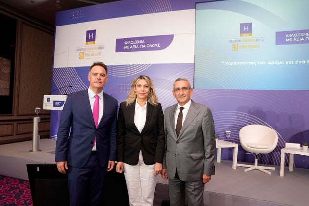 Ο πρόεδρος του Ξενοδοχειακού Επιμελητηρίου Ελλάδος Αλέξανδρος Βασιλικός, η υφυπουργός Τουρισμού και πρόεδρος της Ένωσης Περιφερειών Ελλάδος (ΕΝ.Π.Ε.) και περιφερειάρχης Νοτίου Αιγαίου Γιώργος Χατζημάρκος.