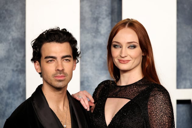 Joe Jonas dan Sophie Turner menghadiri pesta Vanity Fair Oscar 2023.