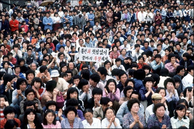 1980年の光州で抗議集会に参加する人々