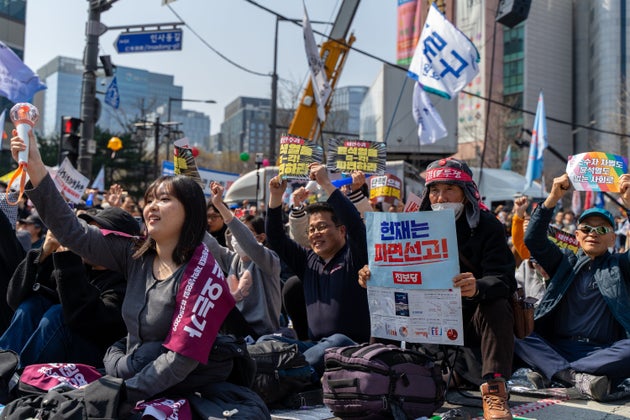 4月4日、尹氏の罷免を求めてきた市民たちは、韓国憲法裁判所付近に集まった。罷免の判決を受けた時には、旗を振るなどして喜びを表現した