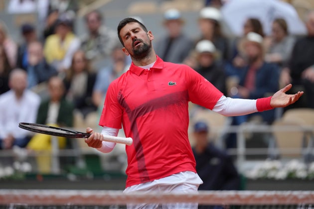 Ο Σέρβος Νόβακ Τζόκοβιτς αντιδρά, καθώς παίζει με τον Μακένζι ΜακΝτόναλντ των ΗΠΑ, κατά τη διάρκεια του αγώνα του πρώτου γύρου του Γαλλικού Όπεν Τένις, στο στάδιο Ρολάν Γκαρός - Παρίσι, Τρίτη 27 Μαΐου 2025