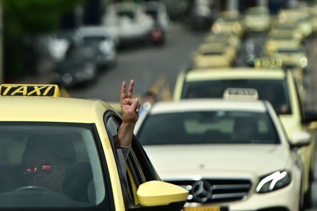 Απεργιακή συγκέντρωση και πορεία διαμαρτυρίας προς το Υπουργείο Μεταφορών από το Συνδικάτο Αυτοκινητιστών Ταξί Αττικής (ΣΑΤΑ), Μεγάλη Τρίτη 15 Απριλίου 2025. Σύμφωνα με όσα αναφέρει το ΣΑΤΑ, πρόκειται για προειδοποιητική απεργία μετά και τη δήλωση του Αναπληρωτή Υπουργού Μεταφορών, Κωνσταντίνου Κυρανάκη, στην οποία έκανε λόγο για αποκλεισμό των έμφορτων ταξί από τις λεωφορειολωρίδες. (ΚΩΣΤΑΣ ΤΖΟΥΜΑΣ/EUROKINISSI)