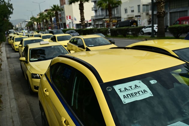 Απεργιακή συγκέντρωση και πορεία διαμαρτυρίας προς το Υπουργείο Μεταφορών από το Συνδικάτο Αυτοκινητιστών Ταξί Αττικής (ΣΑΤΑ), Μεγάλη Τρίτη 15 Απριλίου 2025. Σύμφωνα με όσα αναφέρει το ΣΑΤΑ, πρόκειται για προειδοποιητική απεργία μετά και τη δήλωση του Αναπληρωτή Υπουργού Μεταφορών, Κωνσταντίνου Κυρανάκη, στην οποία έκανε λόγο για αποκλεισμό των έμφορτων ταξί από τις λεωφορειολωρίδες. (ΚΩΣΤΑΣ ΤΖΟΥΜΑΣ/EUROKINISSI)