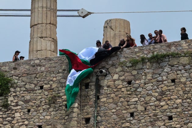 Μέλη της Νέας Αριστεράς επιχείρησαν να ανοίξουν σημαία της Παλαιστίνης στην Ακρόπολη