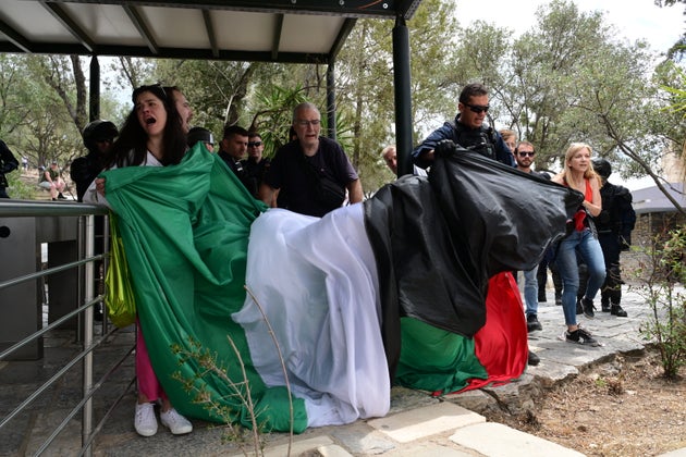 Μέλη της Νέας Αριστεράς επιχείρησαν να ανοίξουν σημαία της Παλαιστίνης στην Ακρόπολη