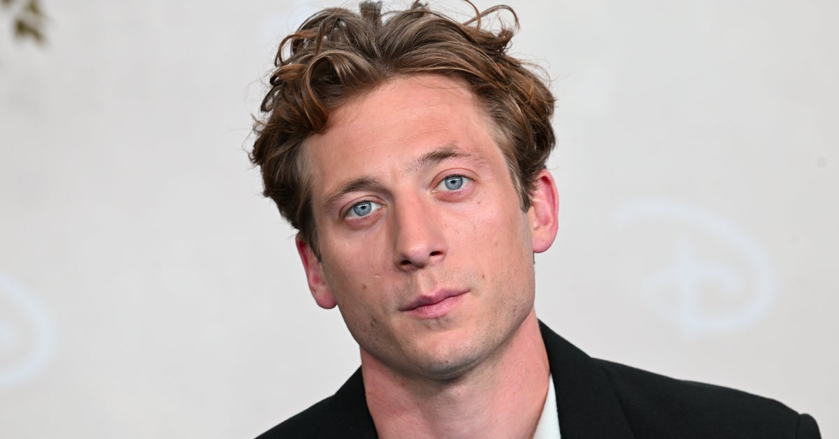 Jeremy Allen White's Bizarre Signature Is Making A Stink On The Internet In Resurfaced Clip