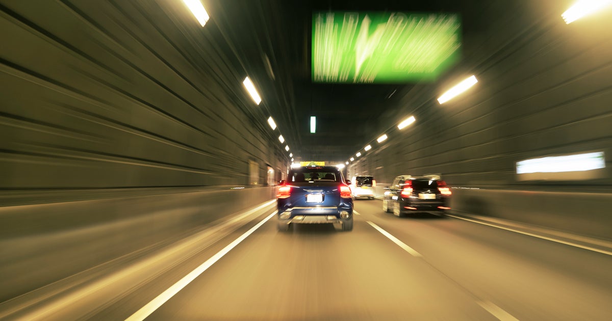 トンネルで車から火花⇨小さな爆発・炎上後に煙が充満。高速道路で多発、NEXCOが実際の“事故映像”を公開