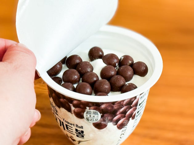 フタを開けると、チョコレートボールが！