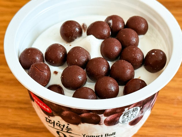 アイスの上にはチョコレートボールがトッピングされています