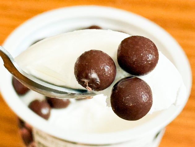 クリーミーなヨーグルトアイスとサクサクのチョコレートボールの組み合わせがたまらない！
