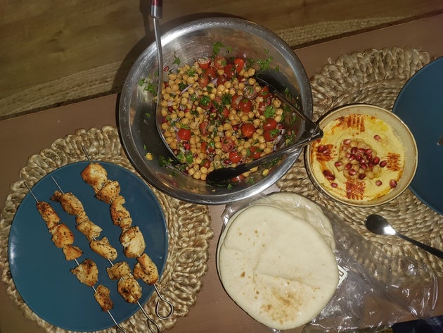 Hummus dengan kebab dan salad
