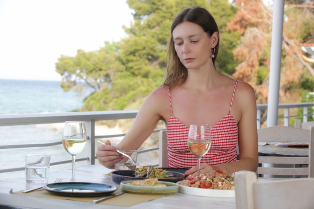 Τα άτομα με άνοια πρώιμης έναρξης είναι πιο πιθανό από τα ηλικιωμένα άτομα να αναπτύξουν έναν τύπο άνοιας που ονομάζεται μετωποκροταφική άνοια (FTD), η οποία, σύμφωνα με την Alzheimer's Research UK, μπορεί να δυσχεράνει την κατάποση. 