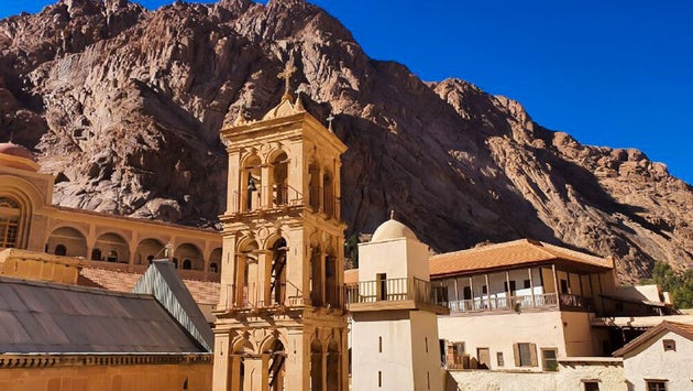 ΣΙΝΑΙ, ΑΙΓΥΠΤΟΣ - 17 ΙΑΝΟΥΑΡΙΟΥ: Άποψη του μοναστηριού της Αγίας Αικατερίνης, ενός μοναστηριού 1.500 ετών που βρίσκεται στη χερσόνησο του Σινά, στους πρόποδες του όρους Σινά στην Αίγυπτο, στις 17 Ιανουαρίου 2022. Το μοναστήρι έγινε μνημείο παγκόσμιας πολιτιστικής κληρονομιάς της UNESCO το 2002. Χτισμένο μεταξύ 527 και 565, το μοναστήρι είναι ένα από τα παλαιότερα χριστιανικά μοναστήρια στον κόσμο. (Photo by Stringer/Anadolu Agency via Getty Images)