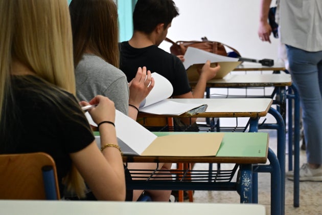 Μαθητές μόλις έχουν λάβει τα θέματα σε ένα από τα εξεταζόμενα μαθήματα στις Πανελλαδικές (φωτογραφία αρχείου)