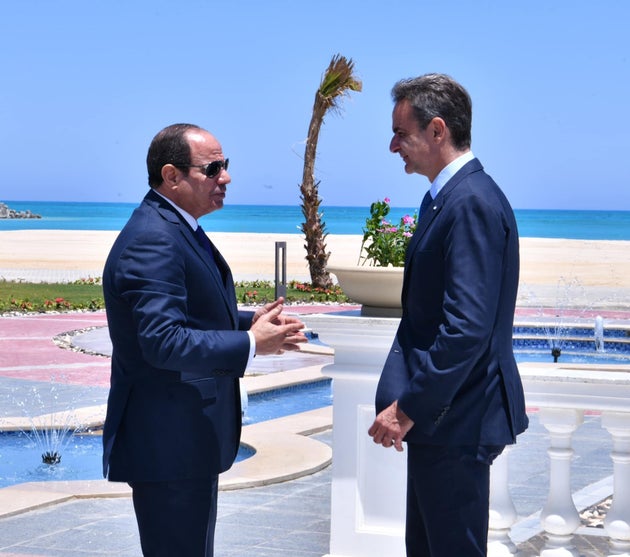 Ο πρόεδρος της Αιγύπτου Αμπντέλ Φατάχ Αλ Σίσι (Α) συναντά τον Έλληνα πρωθυπουργό Κυριάκο Μητσοτάκη (Δ) στο Ελ Αλαμέιν της Αιγύπτου στις 03 Αυγούστου 2023. (Photo by Egyptian Presidency / Handout/Anadolu Agency via Getty Images)