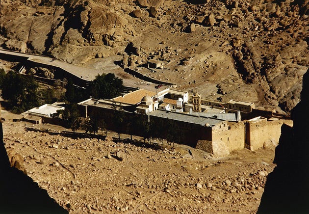 Άποψη του μοναστηριού της Αγίας Αικατερίνης, που απεικονίζεται το 1990, το οποίο ανεγέρθηκε πάνω από ιερές τοποθεσίες, από τον αυτοκράτορα Ιουστινιανό (527-565 μ.Χ.) Το μοναστήρι είναι ένα ψηλότοιχο φρούριο που περιέχει μια εκκλησία, παρεκκλήσια, τραπεζαρία διακοσμημένη με πέτρες και καμάρες διακοσμημένες με σύμβολα και επιγραφές των σταυροφόρων ιπποτών, το καμπαναριό, τη γκαλερί εικόνων, τη βιβλιοθήκη και πολλά άλλα χαρακτηριστικά που έχουν διατηρήσει μια μεσαιωνική αίσθηση. (AP Photo)