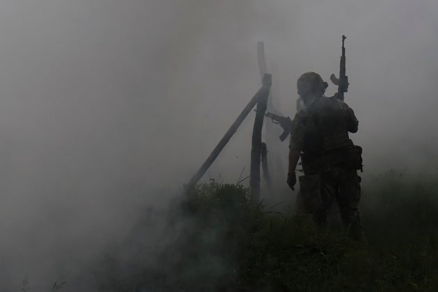 Σε αυτή τη φωτογραφία που παρέχεται από την υπηρεσία Τύπου της 65ης Μηχανοκίνητης Ταξιαρχίας της Ουκρανίας, Ουκρανοί στρατιώτες παρακολουθούν στρατιωτική εκπαίδευση στην περιοχή Ζαπορίζια της Ουκρανίας, Δευτέρα 26 Μαΐου 2025. (Andriy Andriyenko/ 65η Μηχανοκίνητη Ταξιαρχία της Ουκρανίας μέσω AP)